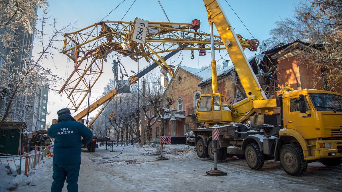 Спасатели обследовали повреждённый от падения крана дом на МОПРа, 109 —  ikirov.ru - новости Кирова и Кировской области