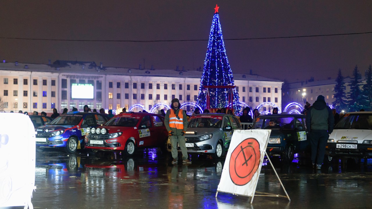 В Кирове открыли новогодний городок на Театральной площади — ikirov.ru -  Культура в Кирове и Кировской области