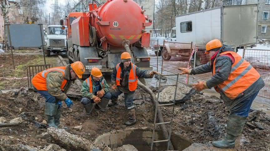 10 водопроводов. Городские коммунальные системы. Кировские коммунальные системы. Российские коммунальные системы Киров. Ремонт водопроводной камеры фото.