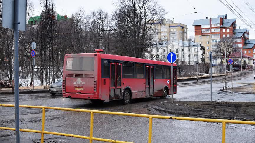 Общественный транспорт киров. Автобусы Кирова. Автобусы города Кирова. Автобус 10 Киров. Автобус Киров 136.