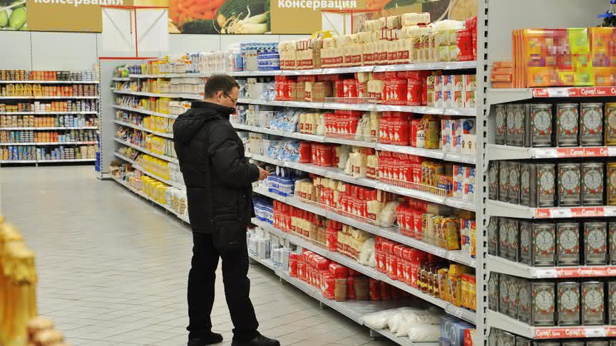 Проверка цен. Выкладка сахара в магазине. Сахар в магазине. Мука на полках в магазине. Сахар на полке в магазине.