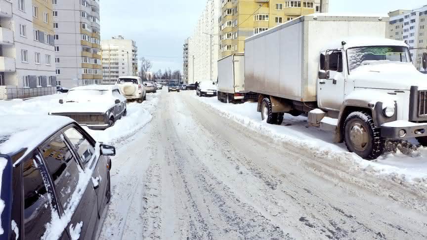 Новую дорогу Киров-Русское разбивают грузовики
