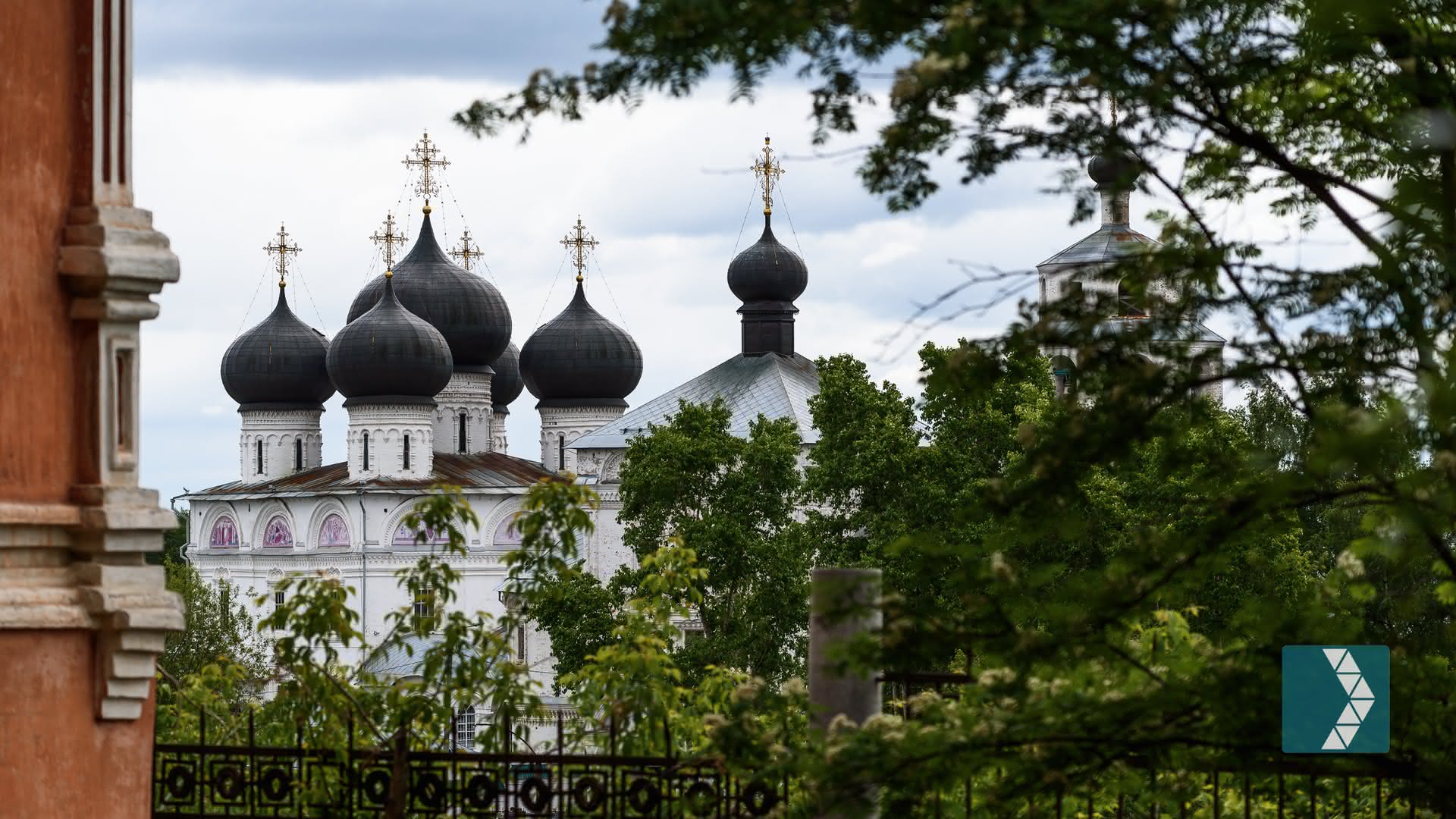 Храм с черными куполами в Туле