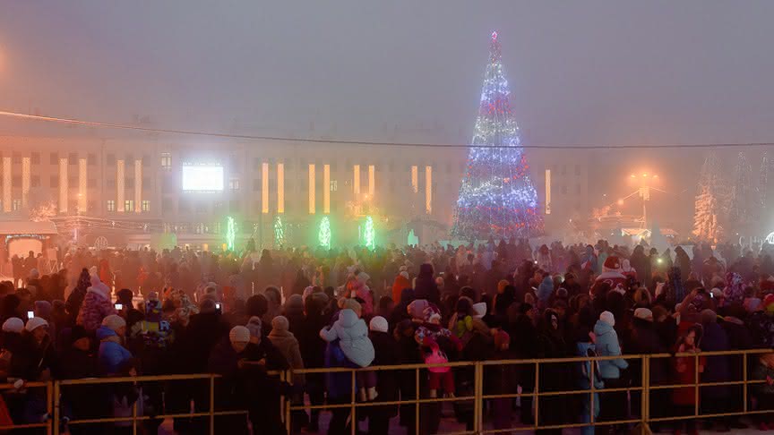 Кировчане зажгли огни на главной новогодней ёлке города