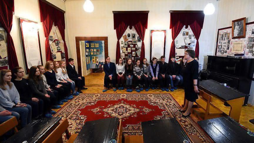 Школьники из Лебяжья посетили музей народного образования в Кирове