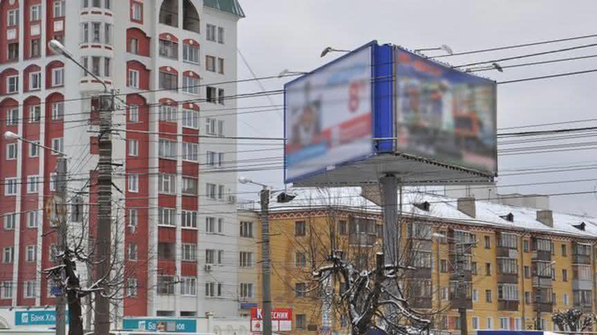 Окна и тротуары: куда в Кирове «лепят» несанкционированную рекламу