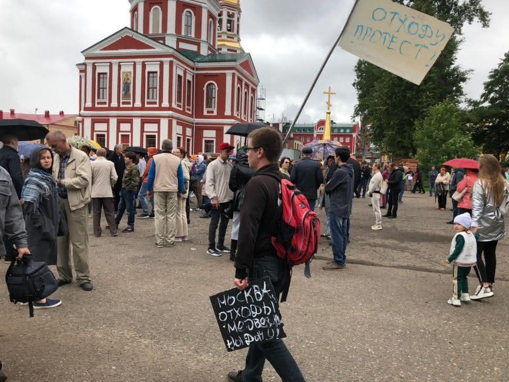 Снова проходить. Мусор на театральной площади в Кирове. Т компания Киров Марадыково.