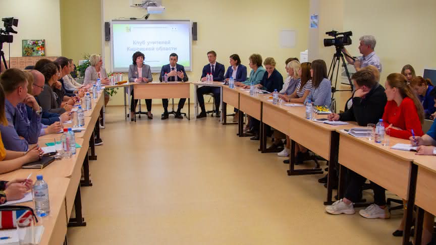 
        В Кирове обсудили возможность перехода на 12-летнее обучение в школах
      