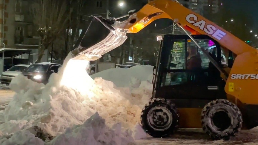 В Кирове продолжается вывоз снега с улично-дорожной сети