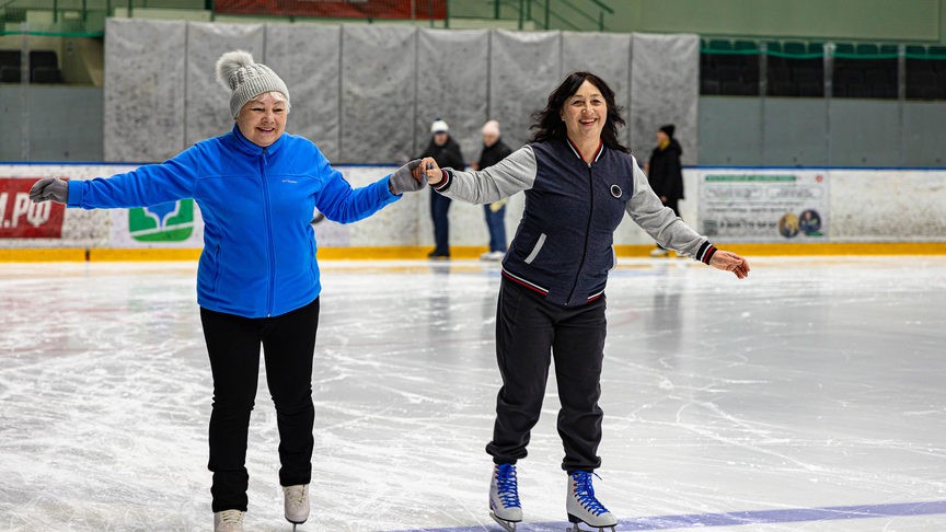 Филиал «КЧХК» организовал массовое катание на коньках для ветеранов